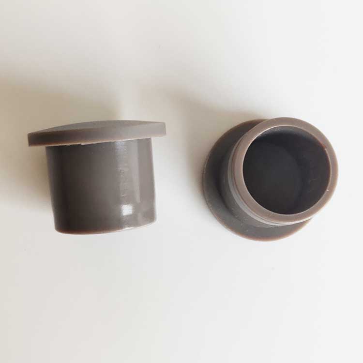 Simple plastic end cap with low mold cost